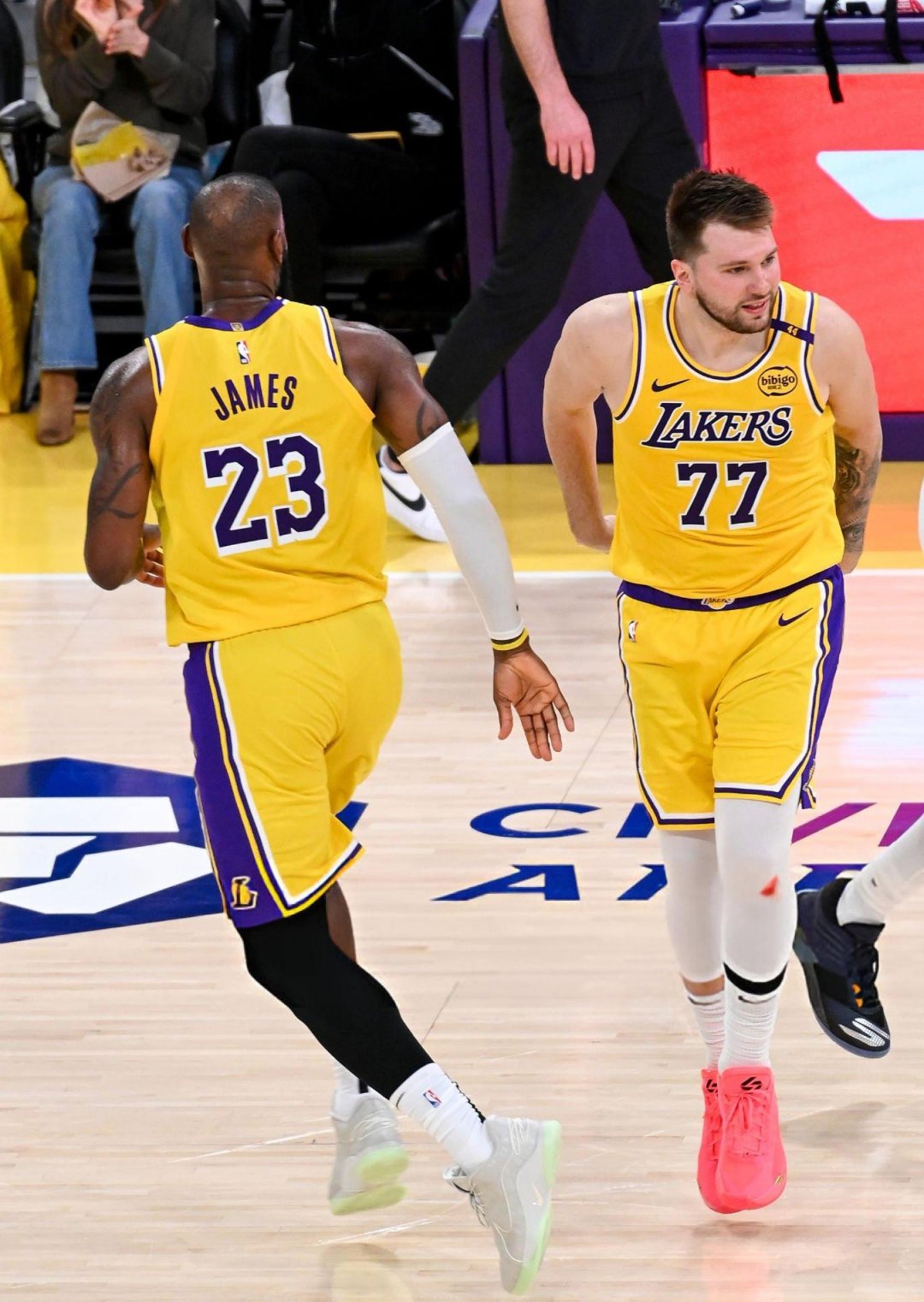 包含NBA季后赛赛程吃紧，莱比锡加时末段官宣签约，球迷炸锅，年轻球员得到机会的词条