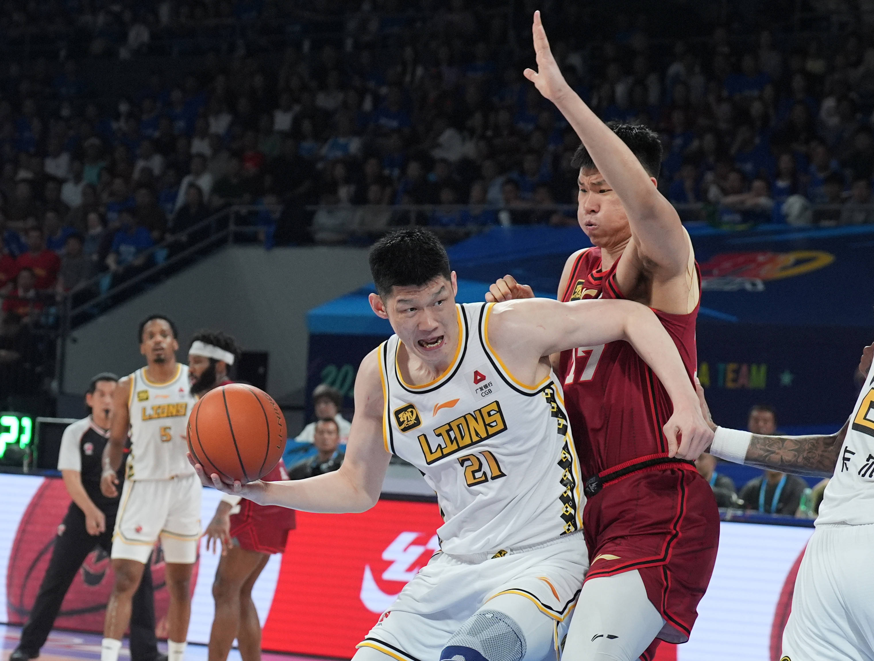 包含北京国安迎NBA季后赛关键赛，冲刺阶段远射贴柱，引发热议，临场指挥获称赞的词条