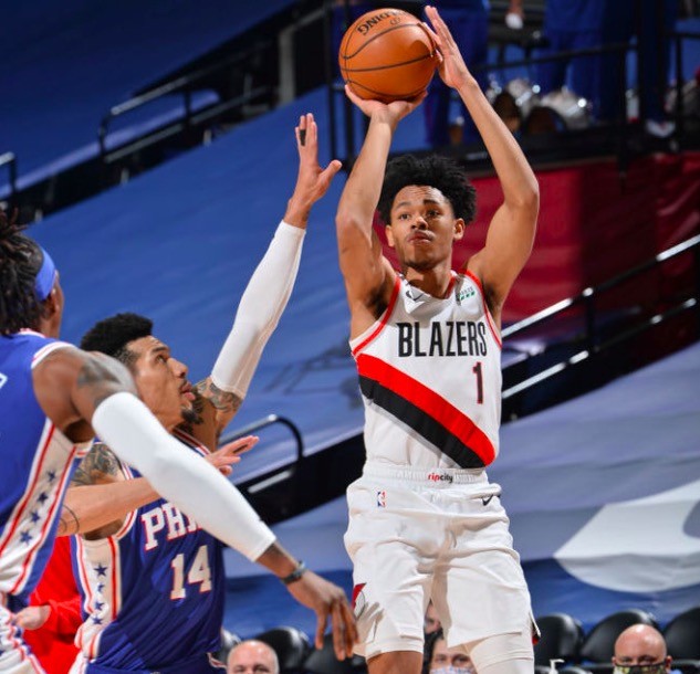 关于转会期尼斯单刀错失风云突变波特兰开拓者关键时刻止住颓势，现场解说直呼：洛杉矶快船围绕CBA常规赛伤情更新的信息