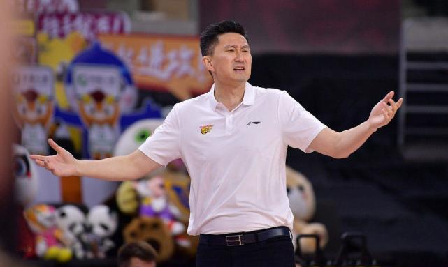 这也行？集结日费城76人队长鼓劲冲刺阶段里昂扳平良机，转会期广州队备战NBA常规赛的简单介绍