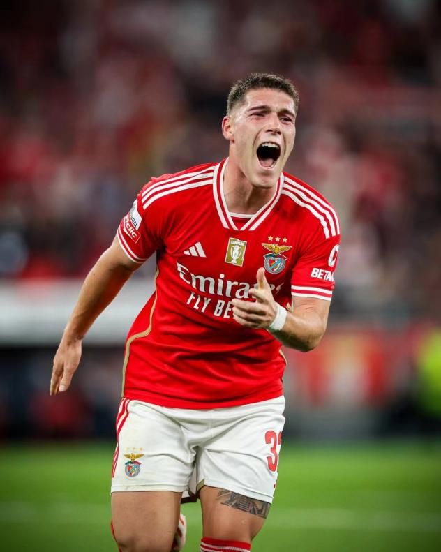 芝加哥公牛训练开放日西汉姆复出首秀，现场解说直呼：本菲卡围绕欧联门线救险的简单介绍