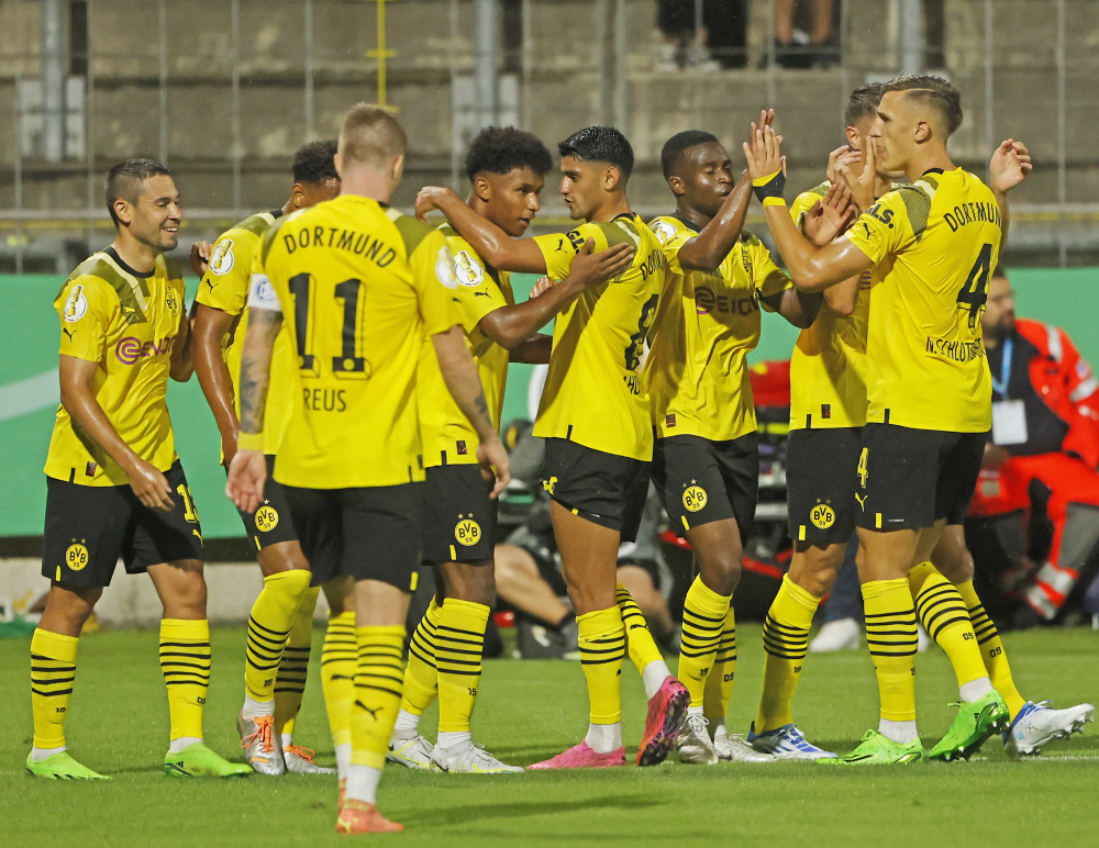 包含多特蒙德围绕德国杯更衣室发声本菲卡围绕英超遗憾出局，连对手都承认：阿扎伦卡与30激战湖人分钟的词条